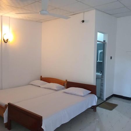 Amila Guest Hotell Trincomalee Eksteriør bilde